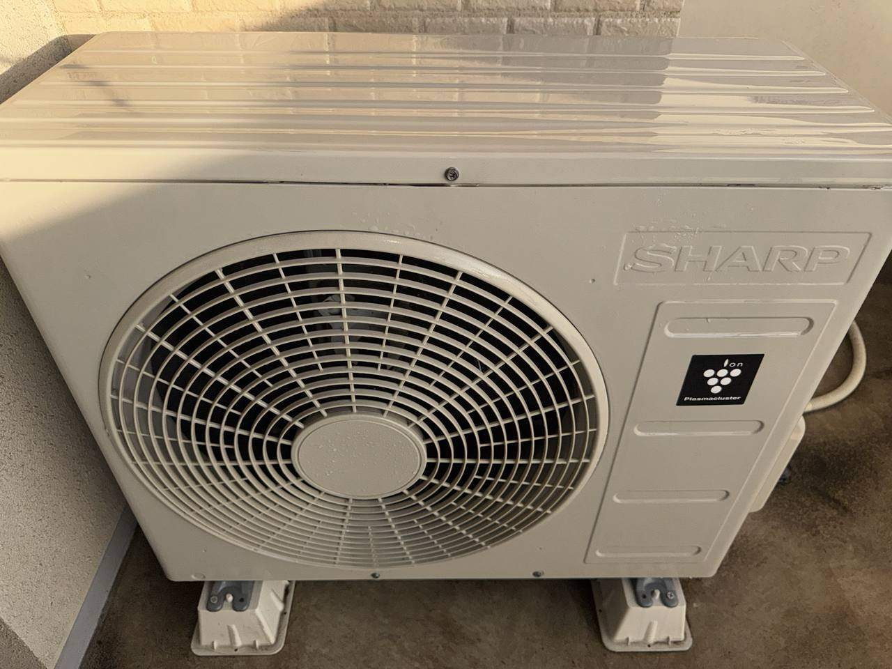 洗浄後の室外機。表面の汚れが落ちている